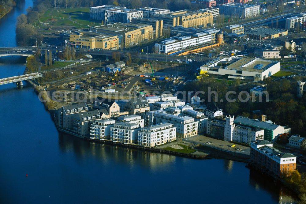 Aerial photograph Potsdam - Residential area of a multi-family house settlement on the bank and river of the Havel Am Speicher in the district Suedliche Innenstadt in Potsdam in the state Brandenburg, Germany