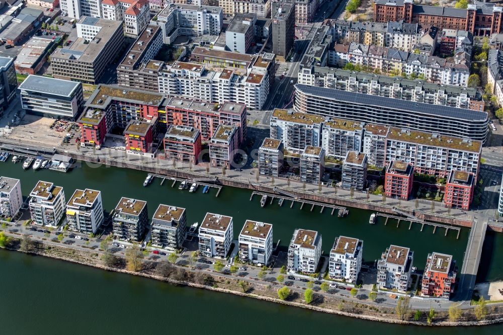 Frankfurt am Main from the bird's eye view: Residential area of a multi-family house settlement on the bank and river of Main on Marina Westhafen Karpfenweg - Bachforellenweg in Frankfurt in the state Hesse, Germany