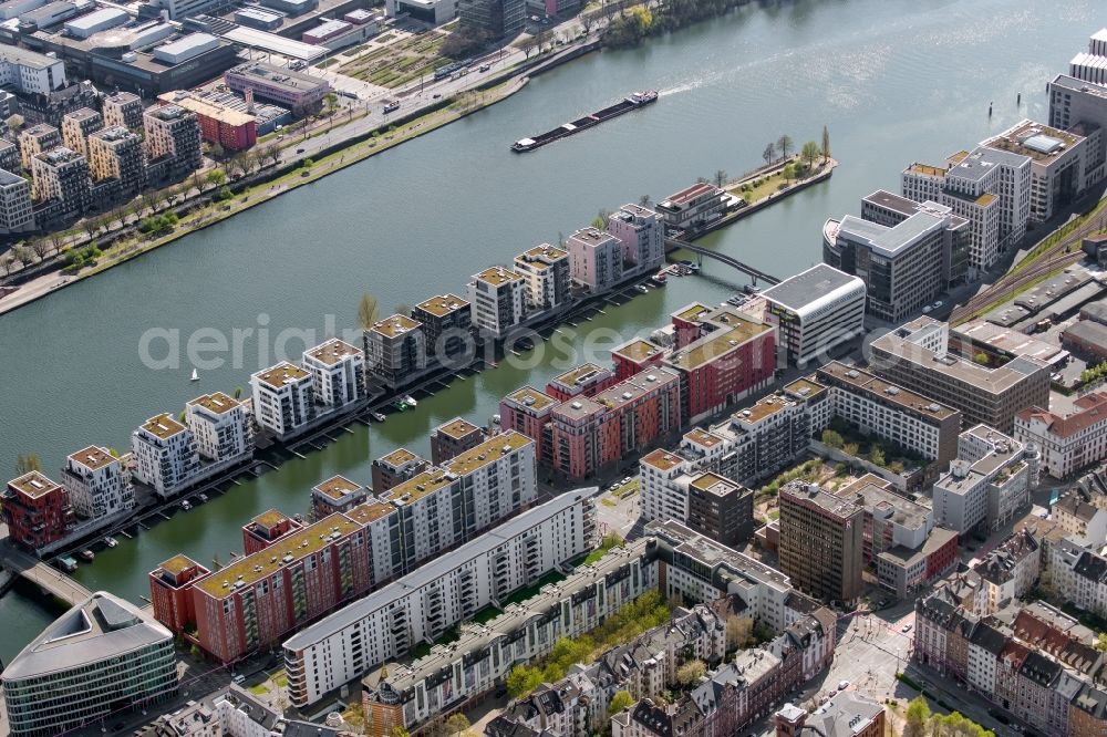 Aerial image Frankfurt am Main - Residential area of a multi-family house settlement on the bank and river of Main on Marina Westhafen Karpfenweg - Bachforellenweg in Frankfurt in the state Hesse, Germany