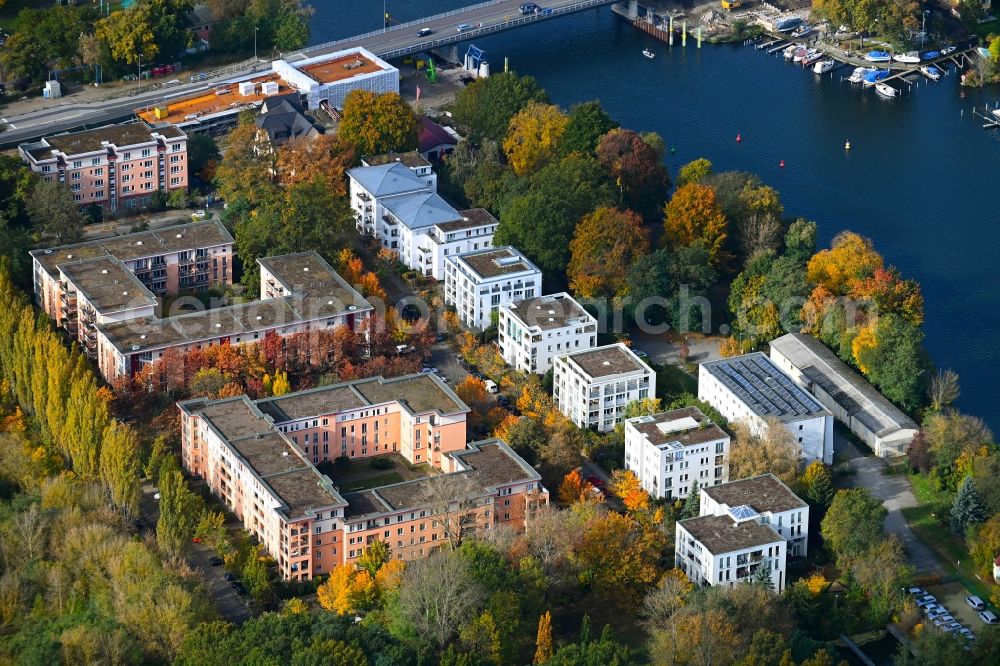 Berlin from the bird's eye view: Residential area of a multi-family house settlement on the bank and river of Mueggelspree in the district Koepenick in Berlin, Germany