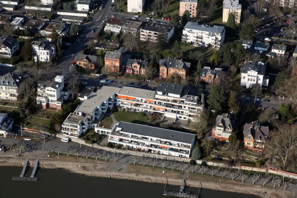 Wiesbaden from the bird's eye view: Residential area of a multi-family house settlement on the bank and river of the Rhine river at the Uferstrasse in the district Biebrich in Wiesbaden in the state Hesse, Germany
