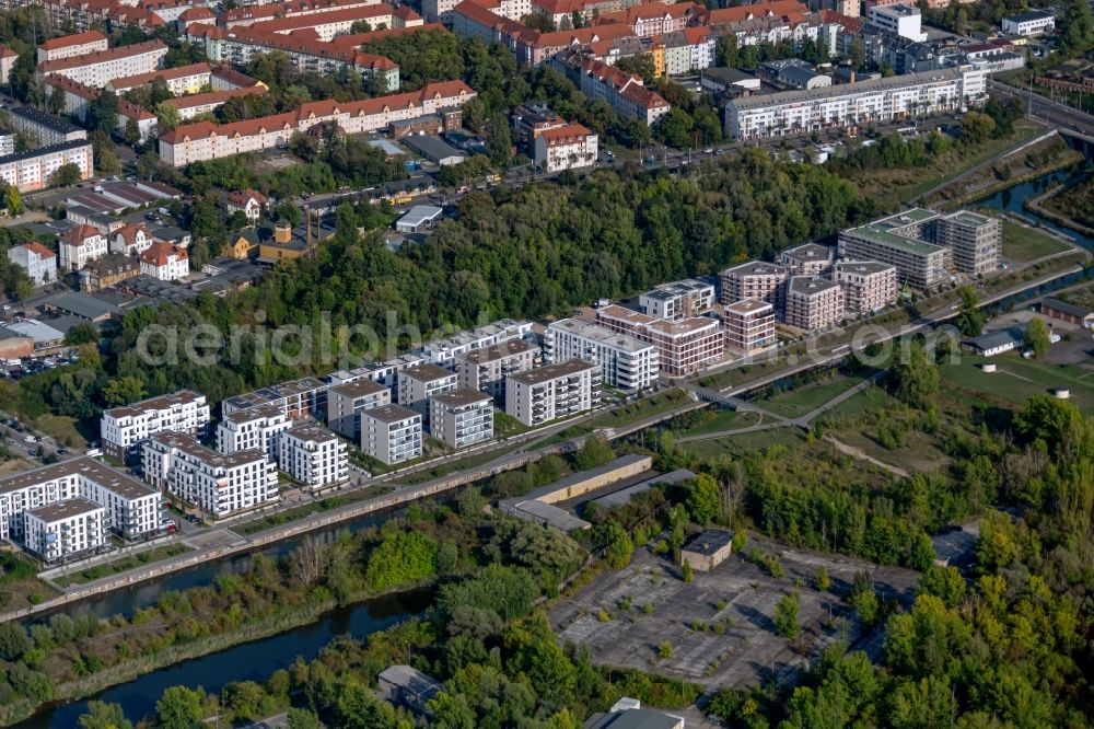 Aerial image Leipzig - Residential area of a multi-family house settlement on the bank and river of Saale-Leipzig-Kanal at Lindenauer Hafen on Hafenstrasse in the district Schoenau in Leipzig in the state Saxony, Germany