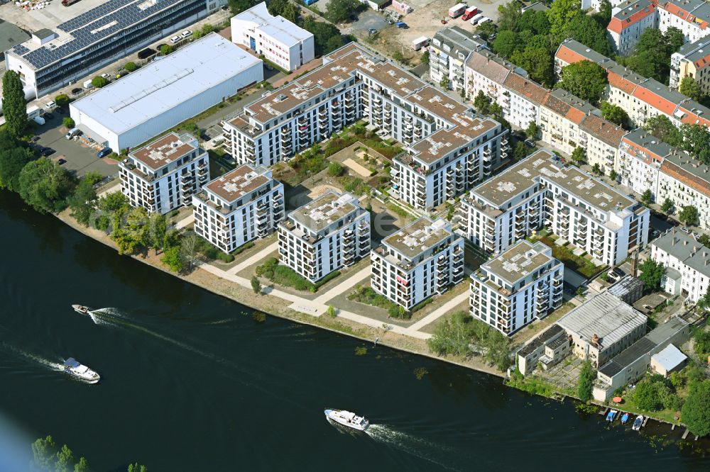 Aerial photograph Berlin - Residential area of a multi-family house settlement on the bank and river of Spree River in the district Oberschoeneweide in Berlin, Germany