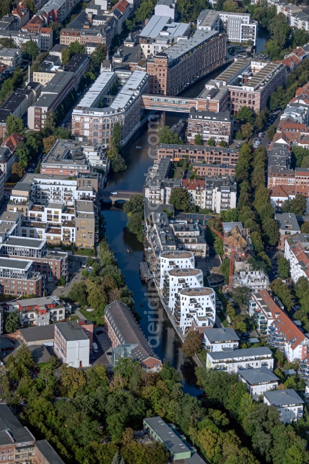 Aerial photograph Leipzig - Residential area of a multi-family house settlement on the bank and river Weisse Elster in Leipzig in the state Saxony, Germany