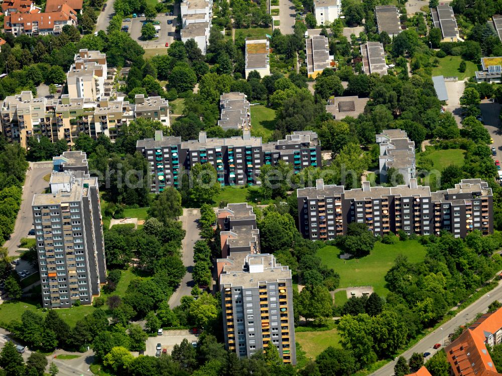Tübingen from above - Residential area of the multi-family house settlement on Weidenweg - Ulmenweg, umgeben von of Strasse Berliner Ring in Tuebingen in the state Baden-Wuerttemberg, Germany