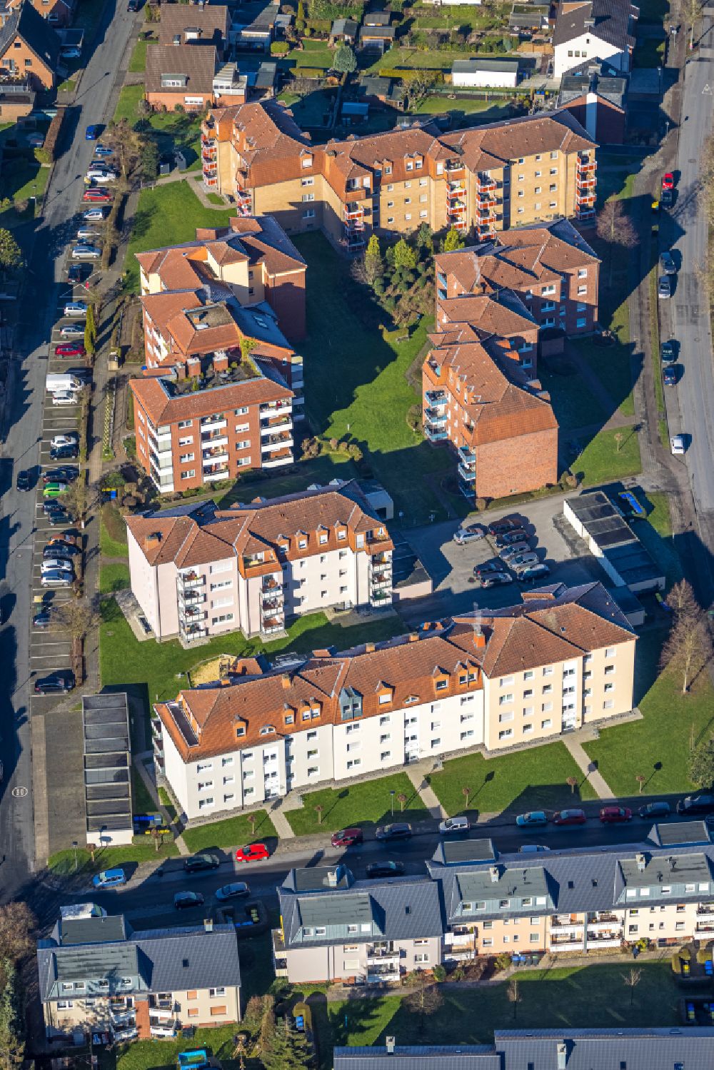 Werne from the bird's eye view: Residential area of the multi-family house settlement on the Humboldtstrasse - Schlaunstrasse in Werne in the state North Rhine-Westphalia, Germany