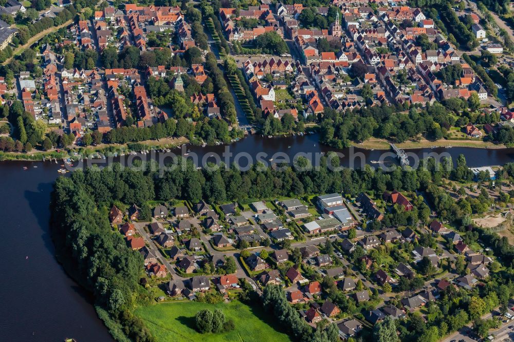 Aerial photograph Friedrichstadt - Residential area of the multi-family house settlement on Westersielzug - canal on street Westerlilienstrasse in Friedrichstadt in the state Schleswig-Holstein, Germany