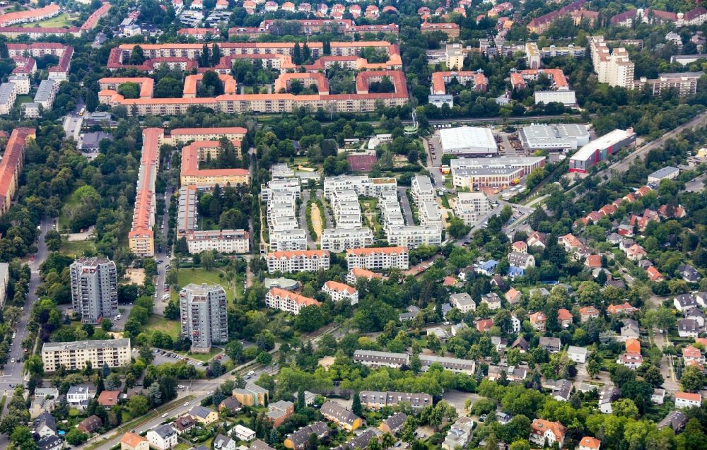Aerial image Berlin - Residential area of the multi-family house settlement in Zehlendorf, Sundgauer Strasse in Berlin, Germany
