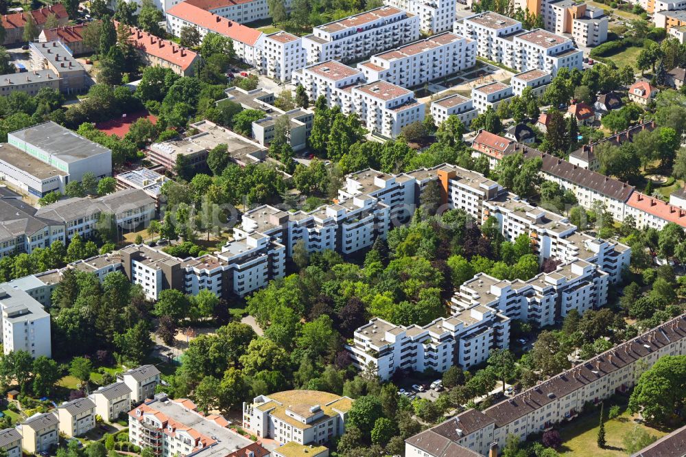 Aerial image Berlin - Residential area of the multi-family house settlement between Frobenstrasse - Seydlitzstrasse and Dessauer Stasse in the district Lankwitz in Berlin, Germany