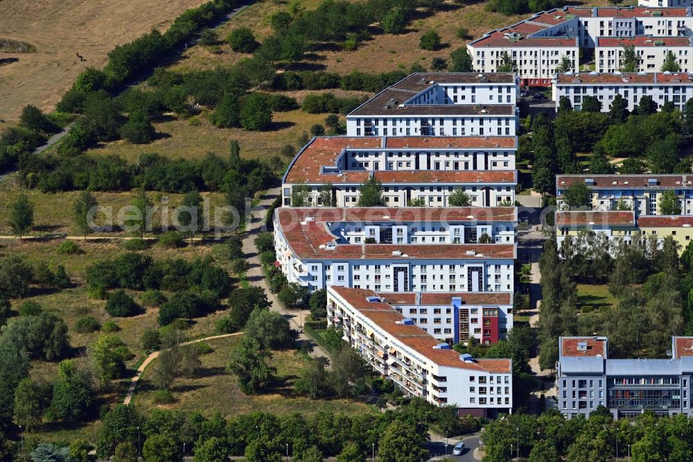 Aerial image Berlin - Residential area of the multi-family house settlement between Hiltrud-Dudek-Weg and Jeanette-Wolff-Strasse in the district Rudow in Berlin, Germany