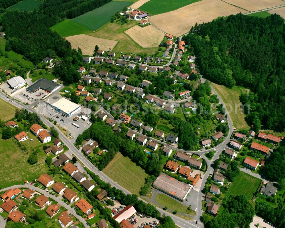 Aerial image Pfarrkirchen - Residential area - mixed development of a multi-family housing estate and single-family housing estate on Bachweg - Lindenweg - Steinfeldweg in the district Zieglstadl in Pfarrkirchen in the state Bavaria, Germany