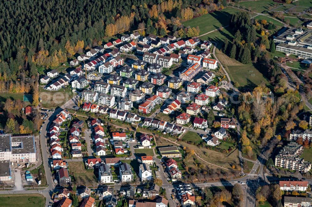 Freudenstadt from the bird's eye view: Residential area - mixed development of a multi-family housing estate and single-family housing estate bei of Klinik in Freudenstadt in the state Baden-Wuerttemberg, Germany