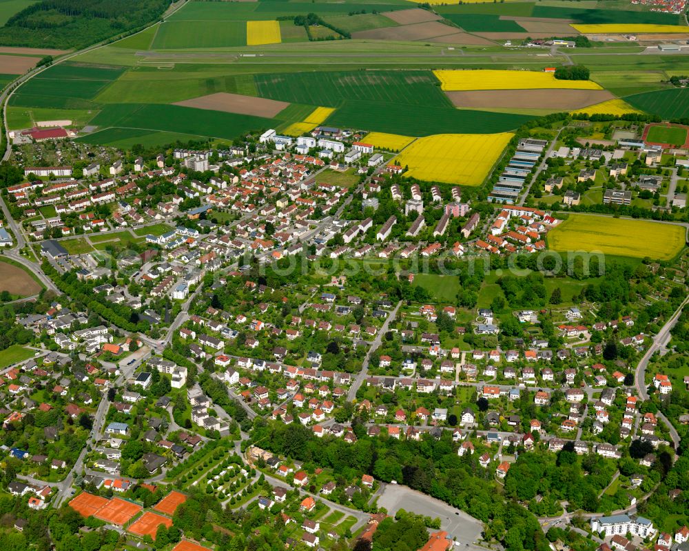 Biberach an der Riß from the bird's eye view: Residential area - mixed development of a multi-family housing estate and single-family housing estate in Biberach an der Riß in the state Baden-Wuerttemberg, Germany