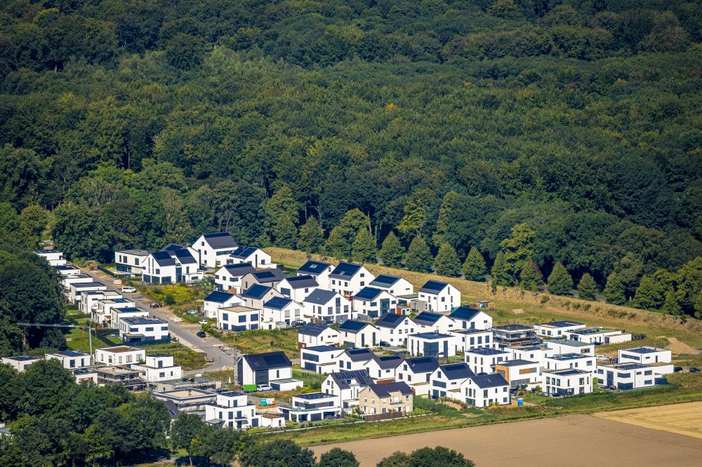 Gelsenkirchen from above - Residential area - mixed development of a multi-family housing estate and single-family housing estate of Wohnquartiers Am Buerschen Waldbogen along the Westerholter Strasse - Im Waldquartier in Gelsenkirchen at Ruhrgebiet in the state North Rhine-Westphalia, Germany