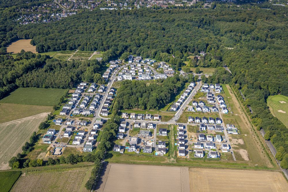 Aerial photograph Gelsenkirchen - Residential area - mixed development of a multi-family housing estate and single-family housing estate of Wohnquartiers Am Buerschen Waldbogen along the Westerholter Strasse - Im Waldquartier in Gelsenkirchen at Ruhrgebiet in the state North Rhine-Westphalia, Germany