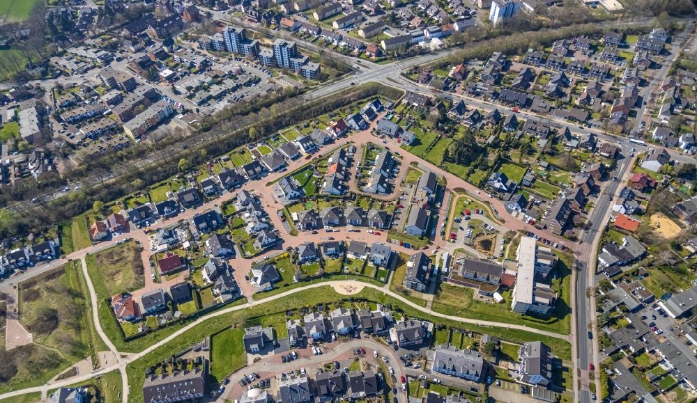 Dinslaken from above - Residential area - mixed development of a multi-family housing estate and single-family housing estate In den Drieschen - Kurze Fohr in Dinslaken at Ruhrgebiet in the state North Rhine-Westphalia, Germany