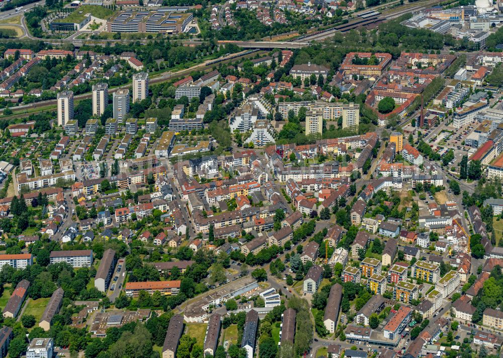 Durlach from the bird's eye view: Residential area - mixed development of a multi-family housing estate and single-family housing estate in Durlach in the state Baden-Wuerttemberg, Germany