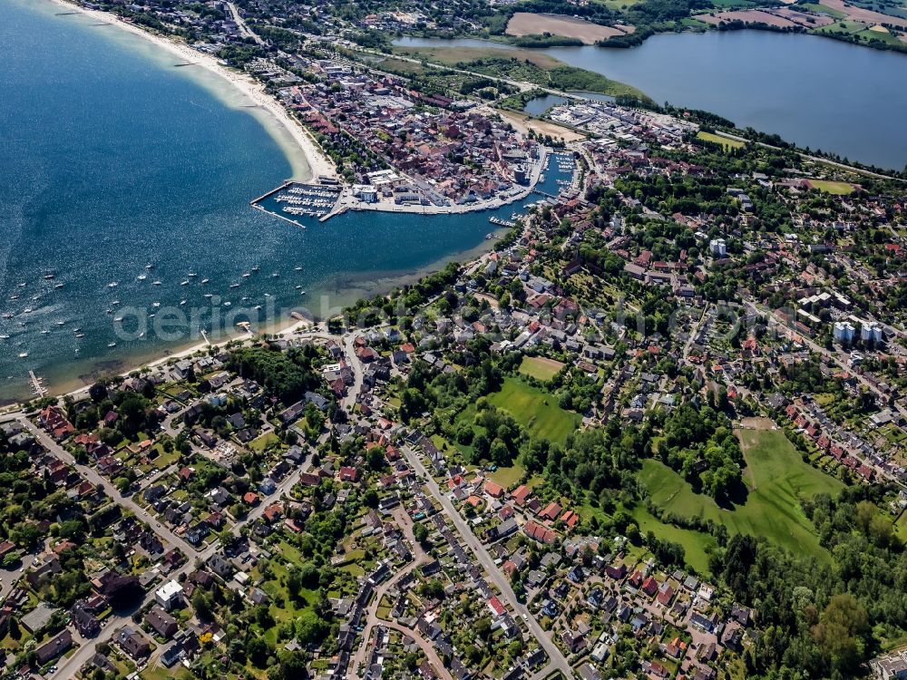 Aerial image Eckernförde - Residential area - mixed development of a multi-family housing estate and single-family housing estate between Feldweg and Prinzensstrasse in the district Borby in Eckernfoerde in the state Schleswig-Holstein, Germany