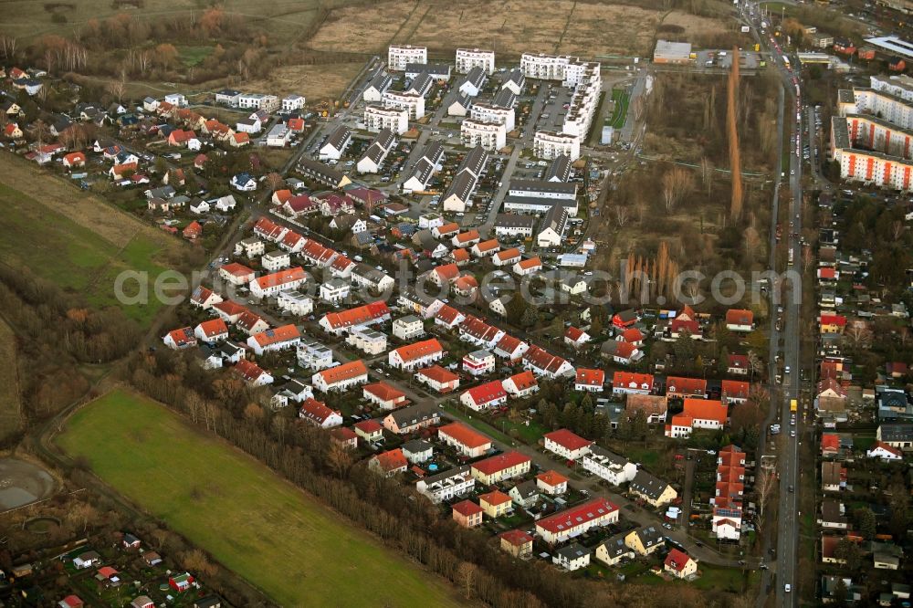 Berlin from the bird's eye view: Residential area - mixed development of a multi-family housing estate and single-family housing estate on Elisabeth-Schiemann-Strasse - Ahrensfelder Chaussee in the district Falkenberg in Berlin, Germany