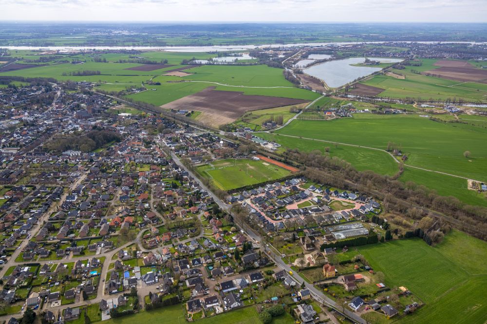 Aerial photograph Elten - Residential area - mixed development of a multi-family housing estate and single-family housing estate on street Prinz-Claus-Strasse in Elten in the state North Rhine-Westphalia, Germany