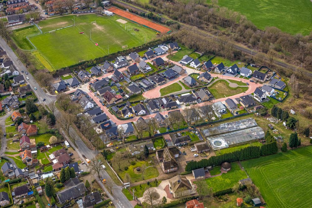 Elten from above - Residential area - mixed development of a multi-family housing estate and single-family housing estate on street Prinz-Claus-Strasse in Elten in the state North Rhine-Westphalia, Germany