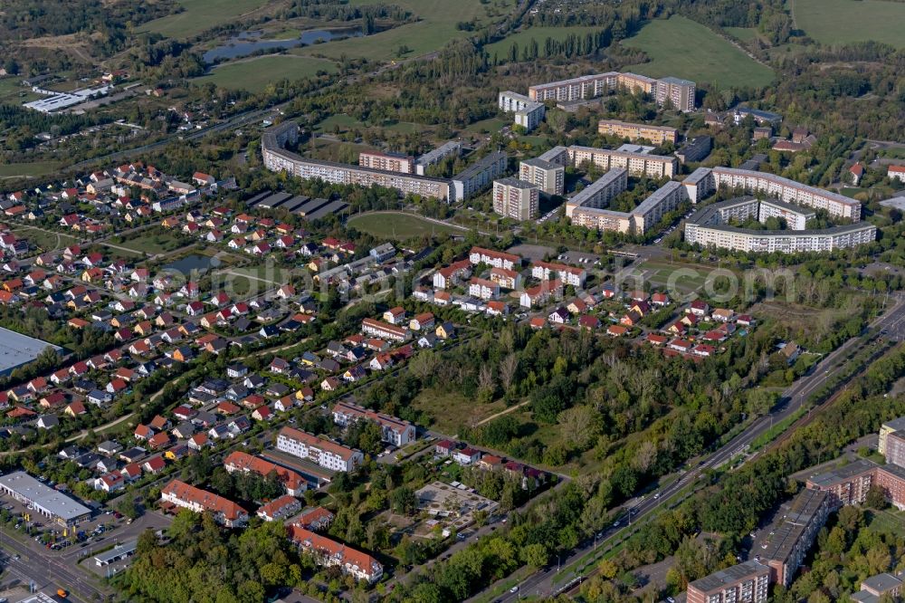 Aerial photograph Leipzig - Residential area - mixed development of a multi-family housing estate and single-family housing estate along the Jenaer Strasse in the district Schoenau in Leipzig in the state Saxony, Germany