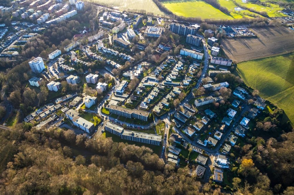 Unterilp from the bird's eye view: Residential area - mixed development of a multi-family housing estate and single-family housing estate along the Moselstrasse in Unterilp in the state North Rhine-Westphalia, Germany