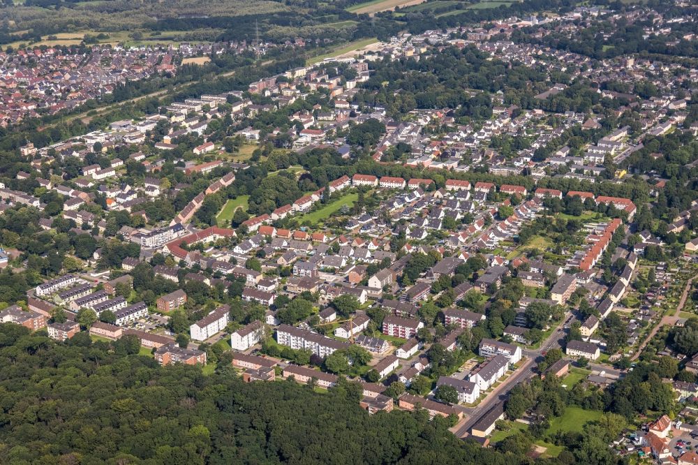 Aerial image Duisburg - Residential area - mixed development of a multi-family housing estate and single-family housing estate along the Oswaldstrasse - Bahnhofstrasse in the district Vierlinden in Duisburg at Ruhrgebiet in the state North Rhine-Westphalia, Germany