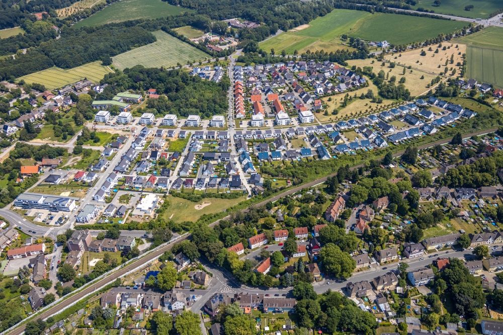 Dortmund from the bird's eye view: Residential area - mixed development of a multi-family housing estate and single-family housing estate ERDBEERFELD - GRUeNER BOGEN in the district Mengede-Mitte in Dortmund in the state North Rhine-Westphalia, Germany