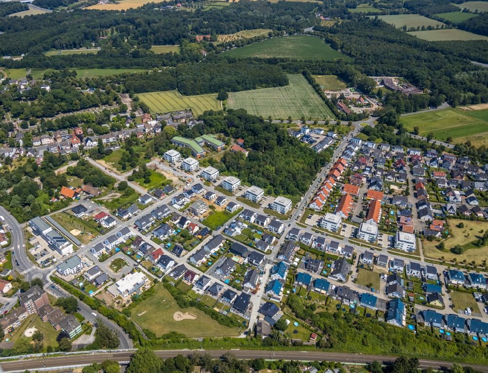 Aerial image Dortmund - Residential area - mixed development of a multi-family housing estate and single-family housing estate ERDBEERFELD - GRUeNER BOGEN in the district Mengede-Mitte in Dortmund in the state North Rhine-Westphalia, Germany