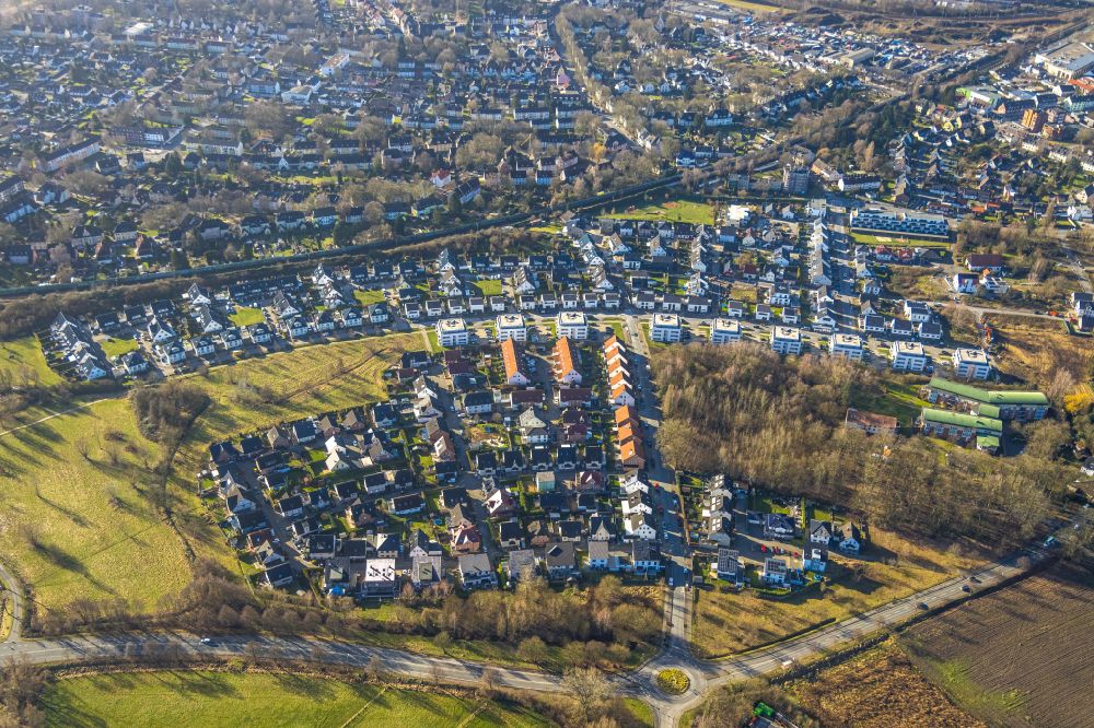 Dortmund from above - Residential area - mixed development of a multi-family housing estate and single-family housing estate ERDBEERFELD - GRUeNER BOGEN in the district Mengede-Mitte in Dortmund in the state North Rhine-Westphalia, Germany