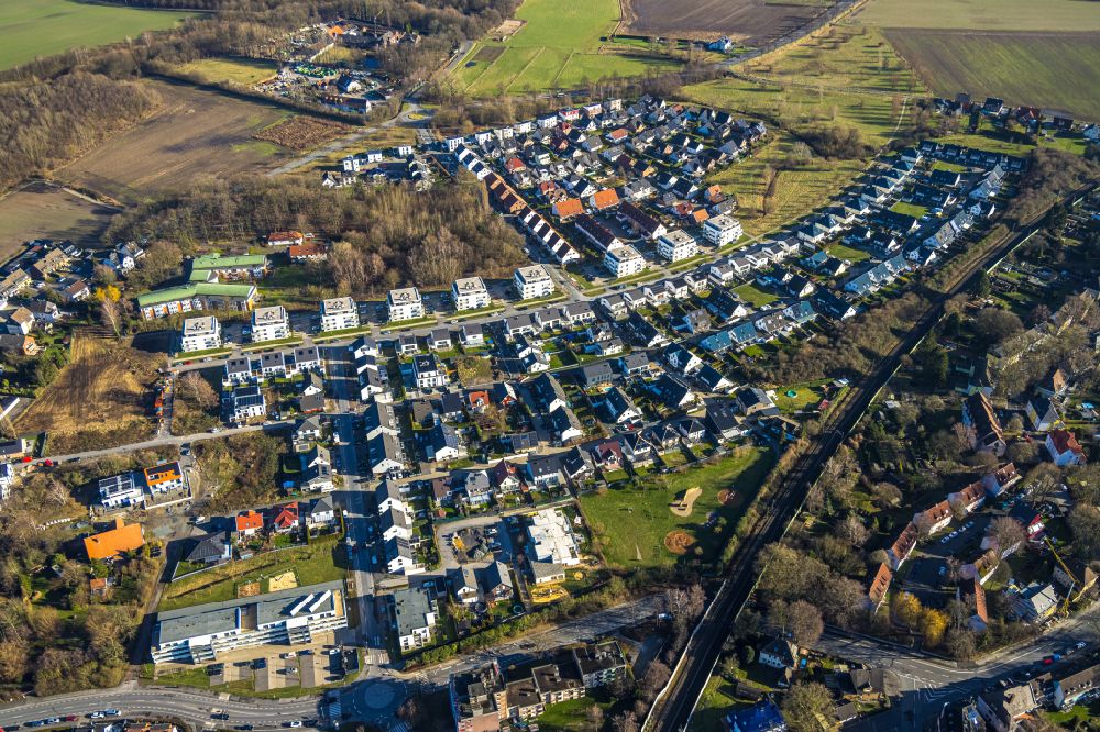 Aerial image Dortmund - Residential area - mixed development of a multi-family housing estate and single-family housing estate ERDBEERFELD - GRUeNER BOGEN in the district Mengede-Mitte in Dortmund in the state North Rhine-Westphalia, Germany