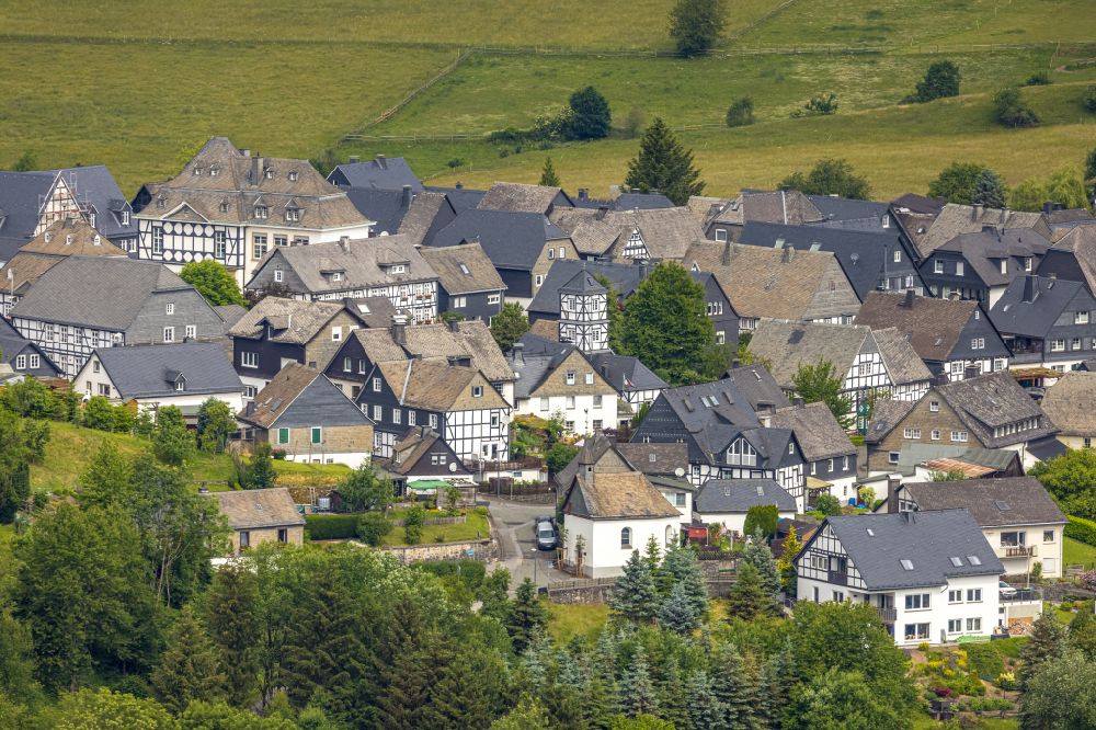 Aerial photograph Eversberg - Residential area - mixed development of a multi-family housing estate and single-family housing estate in Eversberg at Sauerland in the state North Rhine-Westphalia, Germany