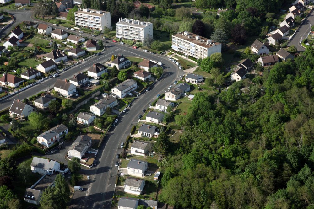 Gien from the bird's eye view: Residential area - mixed development of a multi-family housing estate and single-family housing estate in Gien in Centre-Val de Loire, France