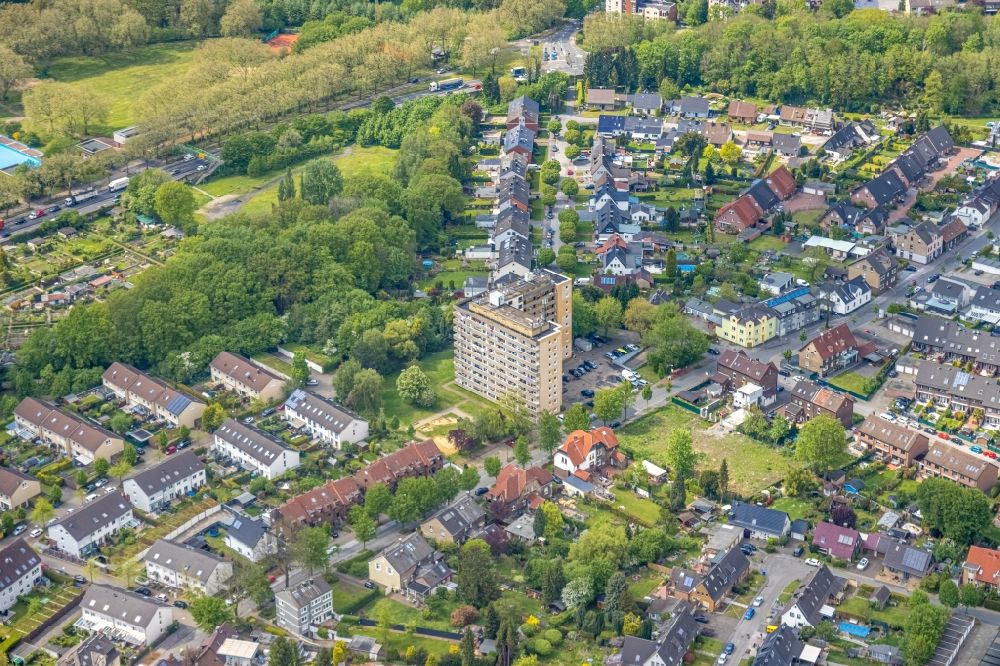 Aerial image Gladbeck - Residential area - mixed development of a multi-family housing estate and single-family housing estate on Steinstrasse in Gladbeck at Ruhrgebiet in the state North Rhine-Westphalia, Germany