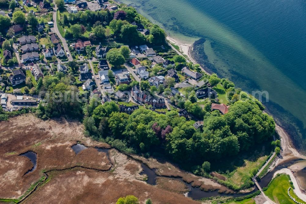 Glücksburg from the bird's eye view: Residential area - mixed development of a multi-family housing estate and single-family housing estate in Gluecksburg in the state Schleswig-Holstein, Germany