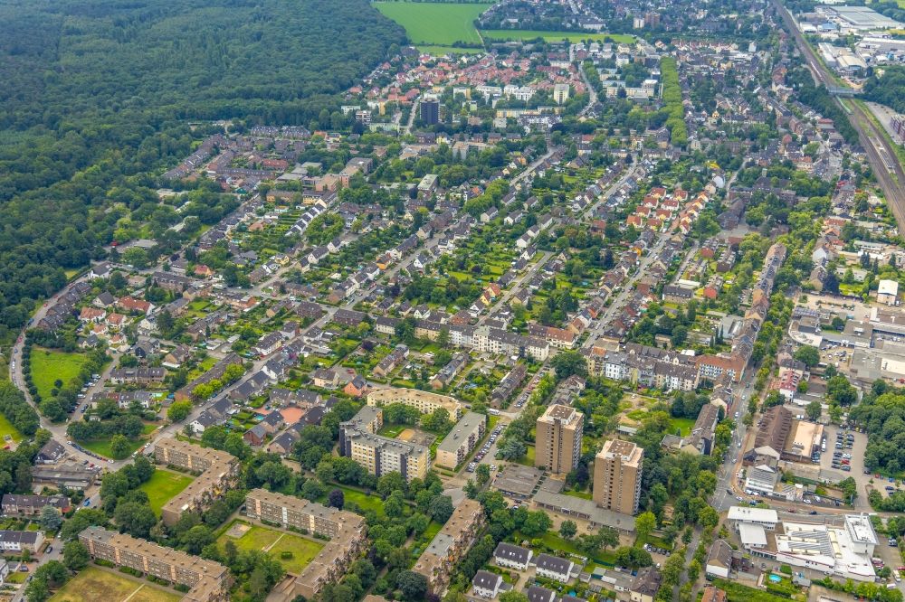 Aerial image Duisburg - Residential area - mixed development of a multi-family housing estate and single-family housing estate on Grossenbaumer Allee - Walderbenweg - Weissdornstrasse in the district Grossenbaum in Duisburg at Ruhrgebiet in the state North Rhine-Westphalia, Germany