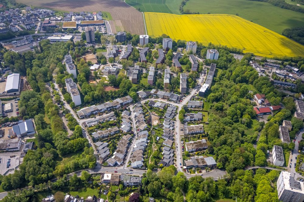 Aerial image Heiligenhaus - Residential area - mixed development of a multi-family housing estate and single-family housing estate on street Ruwerweg in the district Unterilp in Heiligenhaus at Ruhrgebiet in the state North Rhine-Westphalia, Germany