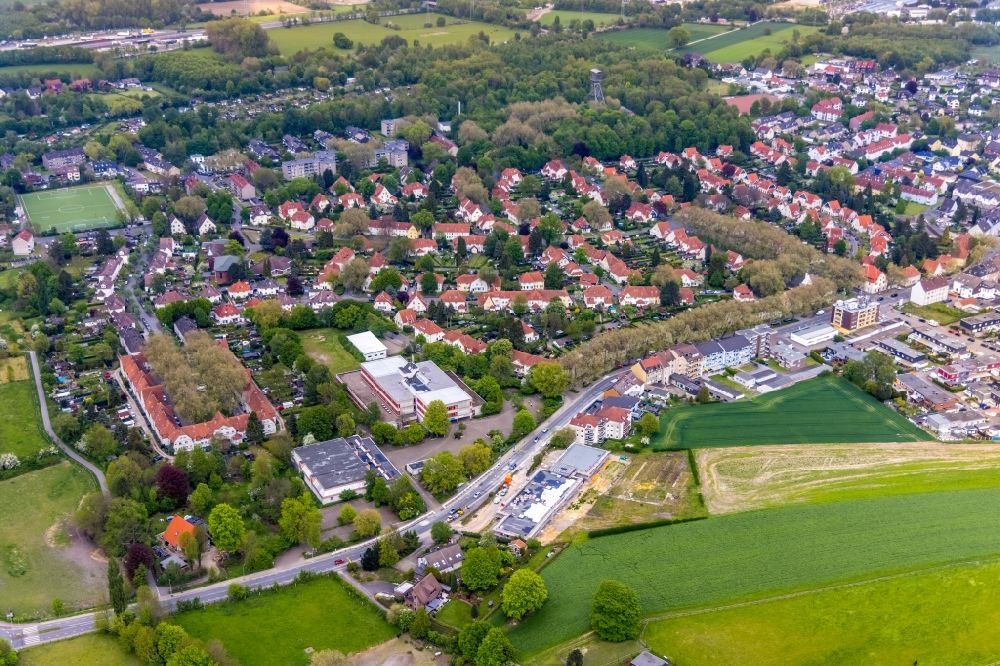 Aerial image Herne - Residential area - mixed development of a multi-family housing estate and single-family housing estate in Herne at Ruhrgebiet in the state North Rhine-Westphalia, Germany