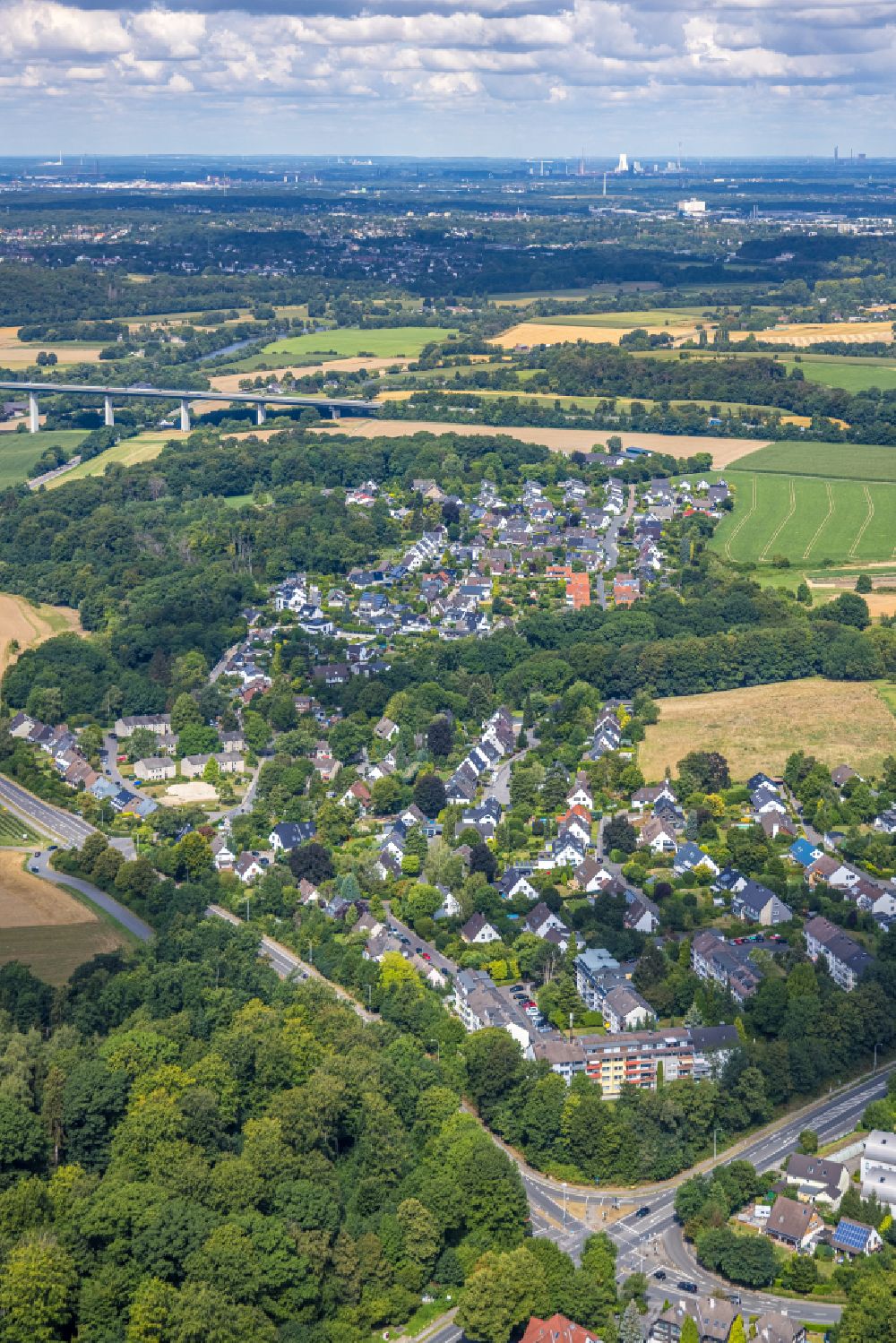 Aerial photograph Kettwig - Residential area - mixed development of a multi-family housing estate and single-family housing estate on Kantstrasse in Kettwig at Ruhrgebiet in the state North Rhine-Westphalia, Germany