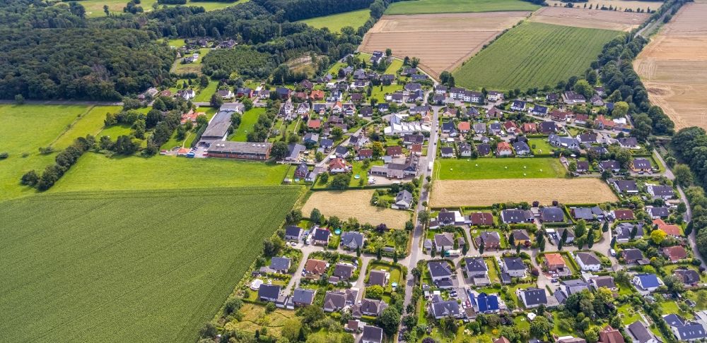 Aerial image Langschede - Residential area - mixed development of a multi-family housing estate and single-family housing estate in Langschede in the state North Rhine-Westphalia, Germany