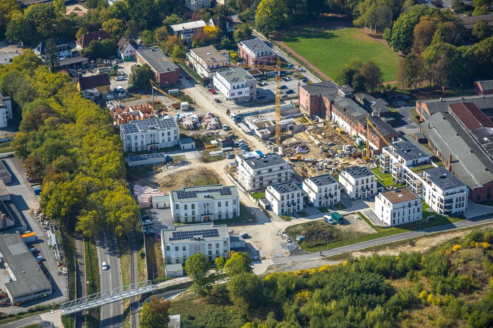 Soest from above - Residential area - mixed development of a multi-family housing estate and single-family housing estate of Merkurhoefe also called Merkur Living - Merkurhoefe on Rennekonp in Soest in the state North Rhine-Westphalia, Germany