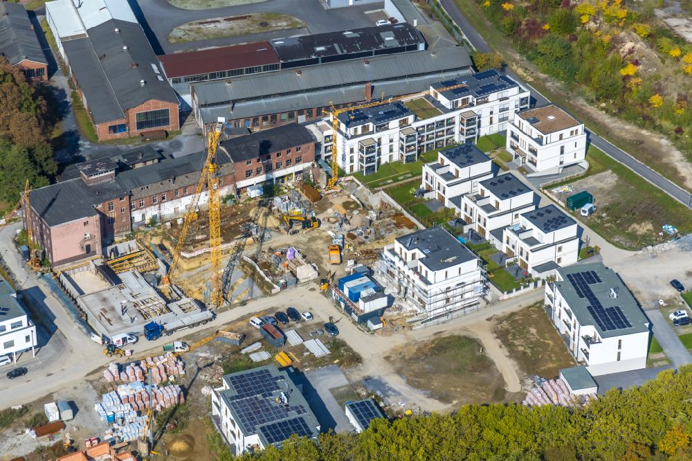 Soest from the bird's eye view: Residential area - mixed development of a multi-family housing estate and single-family housing estate of Merkurhoefe also called Merkur Living - Merkurhoefe on Rennekonp in Soest in the state North Rhine-Westphalia, Germany