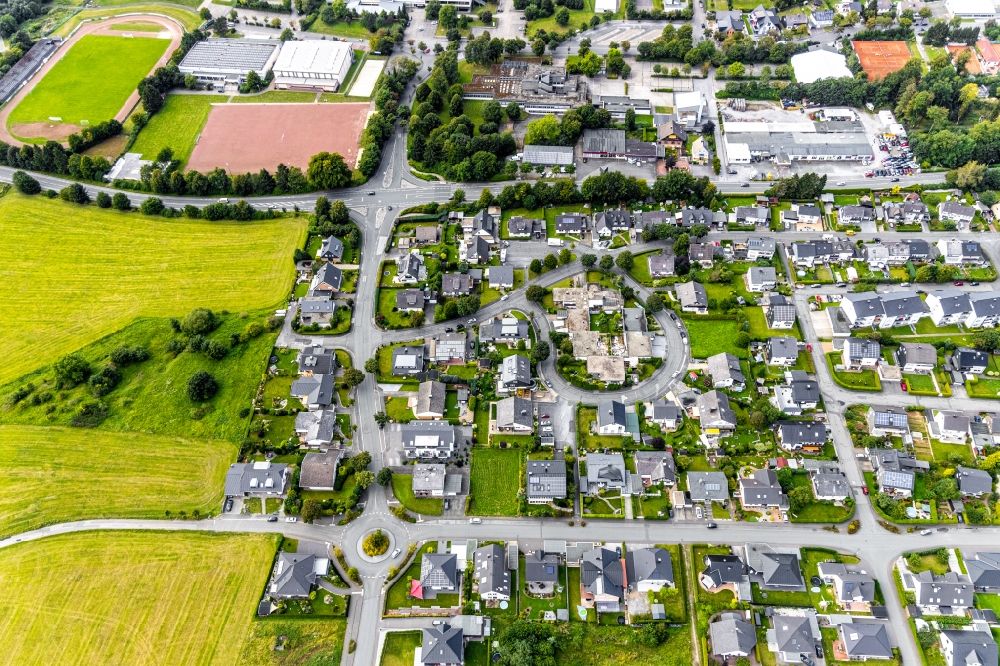 Aerial photograph Brilon - Residential area - mixed development of a multi-family housing estate and single-family housing estate on Mueggenborn - Derkerborn - Altenbuerener in Brilon in the state North Rhine-Westphalia, Germany
