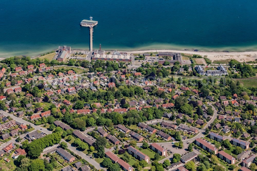Eckernförde from the bird's eye view: Residential area - mixed development of a multi-family housing estate and single-family housing estate and Militaergelaende on Ostsee-Ufer in Eckernfoerde in the state Schleswig-Holstein, Germany