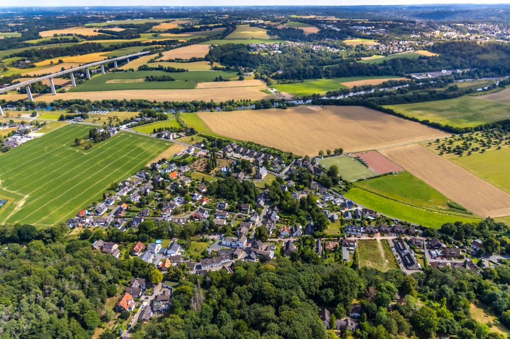 Aerial image Mintard - Residential area - mixed development of a multi-family housing estate and single-family housing estate in Mintard at Ruhrgebiet in the state North Rhine-Westphalia, Germany