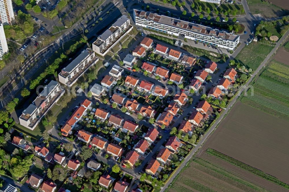 Erfurt from above - Residential area - mixed development of a multi-family housing estate and single-family housing estate on Nordhaeuser Strasse in the district Andreasvorstadt in Erfurt in the state Thuringia, Germany