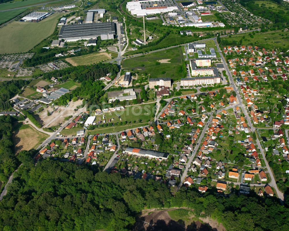 Aerial photograph Oesig - Residential area - mixed development of a multi-family housing estate and single-family housing estate in Oesig in the state Saxony-Anhalt, Germany