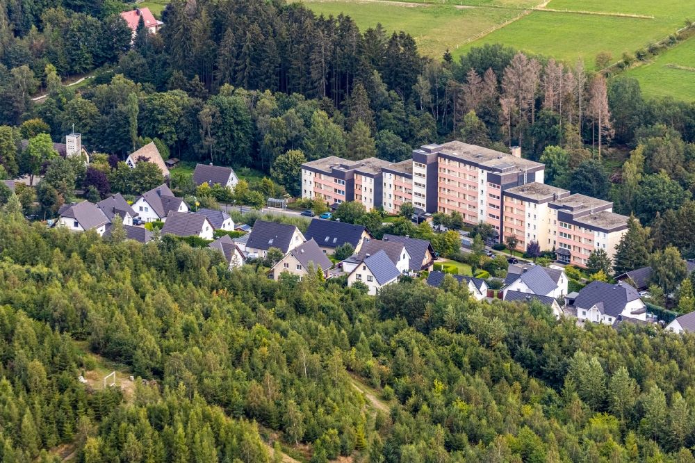 Brilon from the bird's eye view: Residential area - mixed development of a multi-family housing estate and single-family housing estate on Ruebezahlweg - Stettiner Weg in the district Gudenhagen in Brilon in the state North Rhine-Westphalia, Germany