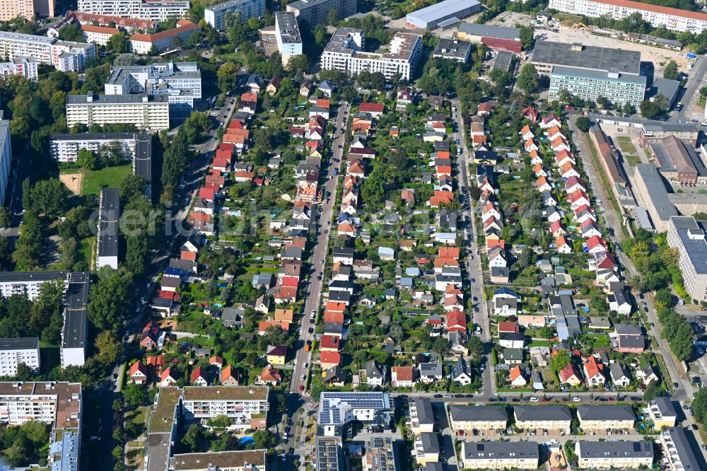 Aerial photograph Berlin - Residential area - mixed development of a multi-family housing estate and single-family housing estate on street Lichtenauer Strasse - Loessauer Strasse - Schleizer - Strasse Plauener - Gensler Strasse Strasse in the district Hohenschoenhausen in Berlin, Germany